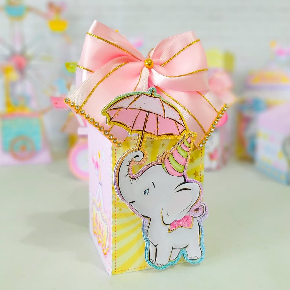 Caixa Milk personalizada do tema Circo Menina com grande laço de cetim rosa no topo, decorada com a ilustração de um elefantinho bebê segurando um guarda-chuva