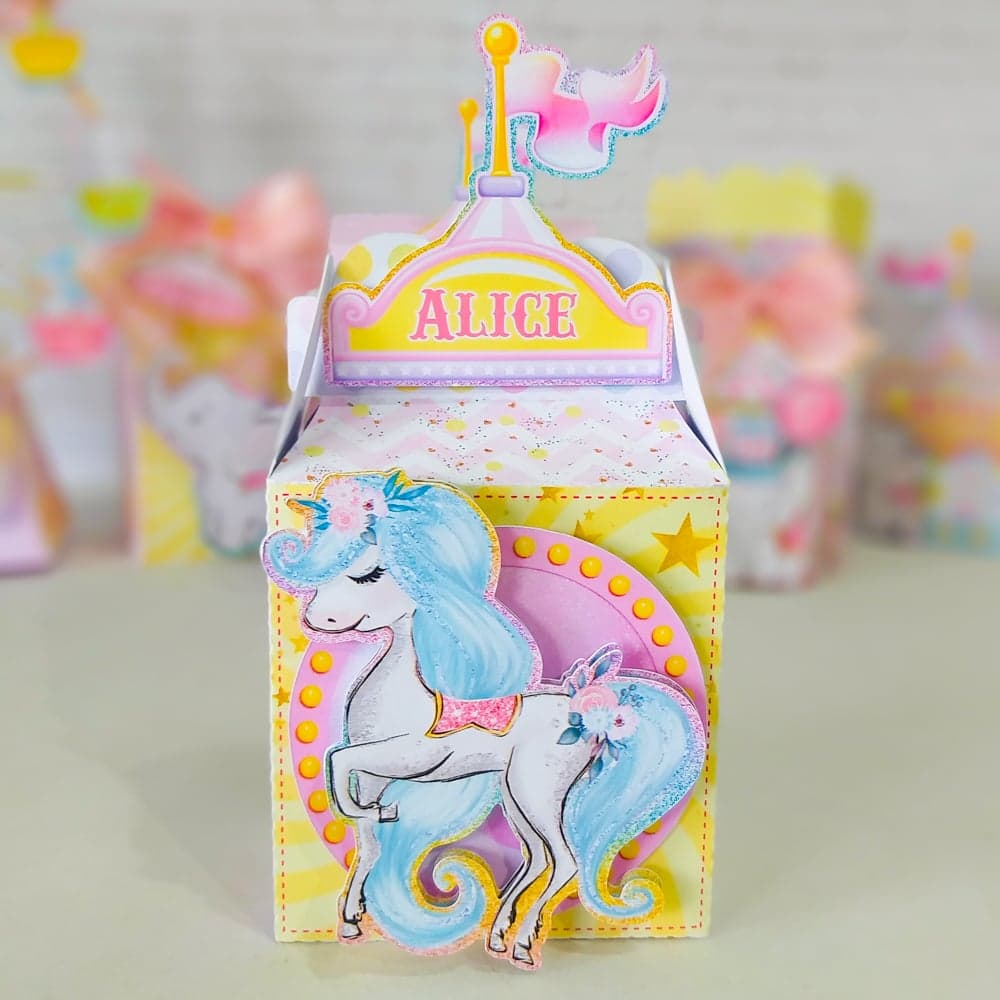 Caixa Milk do tema Circo Menina decorada com ilustração de unicórnio em tons pastel e o nome da aniversariante em uma faixa estilo marquise