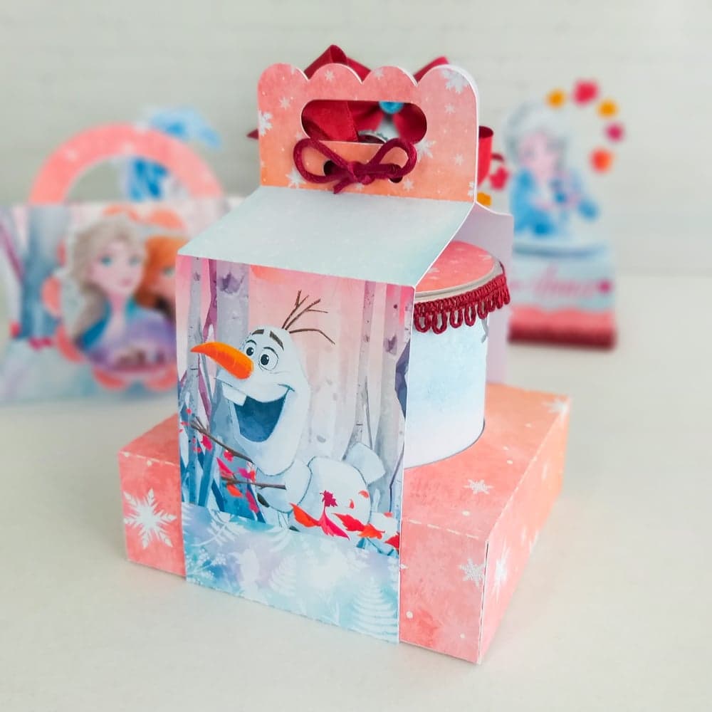 Caixa Milk do tema Frozen com Olaf ilustrado em uma cena de floresta de inverno no painel frontal, detalhes de folhas de outono e laço vermelho no topo
