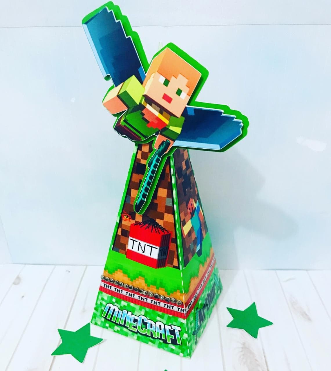 Cone personalizado no tema Minecraft com textura de terra e grama, aplique 3D da personagem Alex com picareta de diamante e faixa de pedraria na base