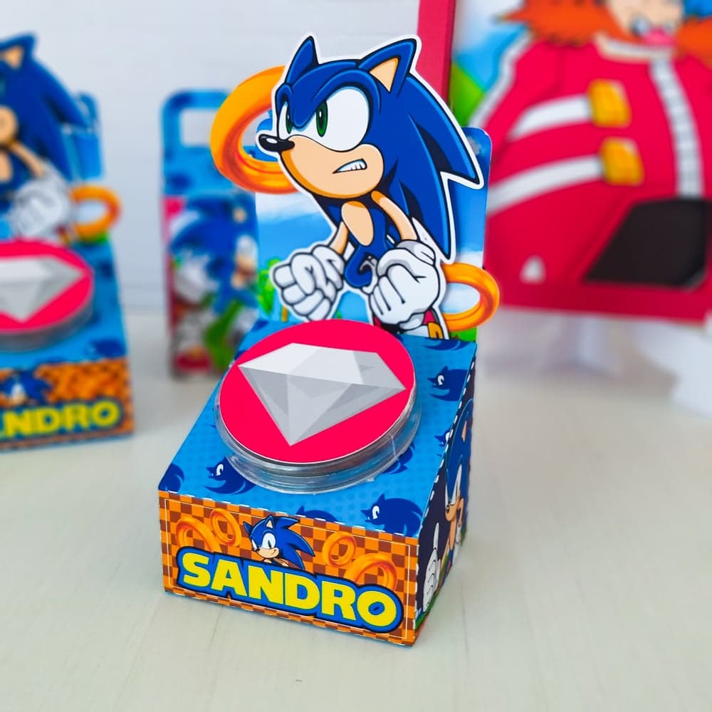 Caixinha personalizada do tema Sonic com cúpula plástica transparente, um standee do personagem saindo de dentro e o nome 'SANDRO' impresso na base