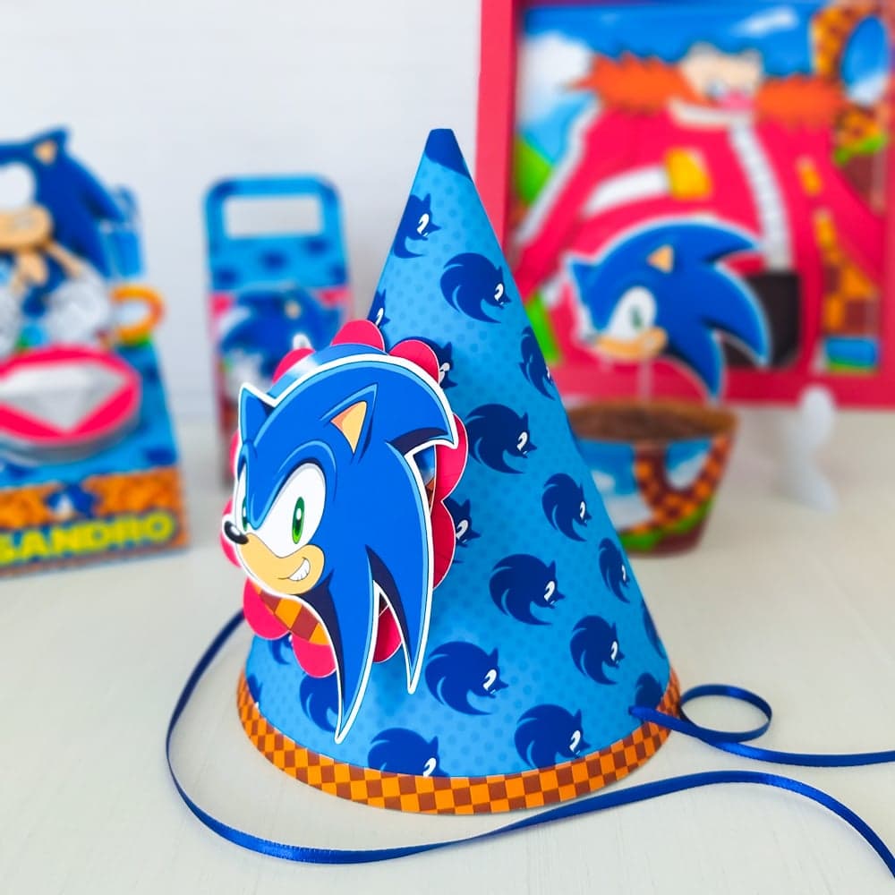 Chapéu de festa personalizado no tema Sonic, com faixa xadrez laranja e vermelha na base, ilustração grande do rosto do personagem e fita azul para amarrar