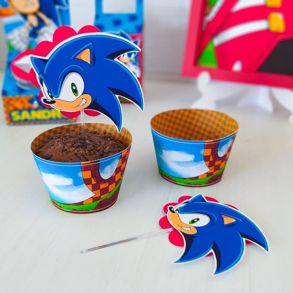 Forminhas de cupcake com estampa xadrez do tema Sonic e topper recortado com o rosto do personagem