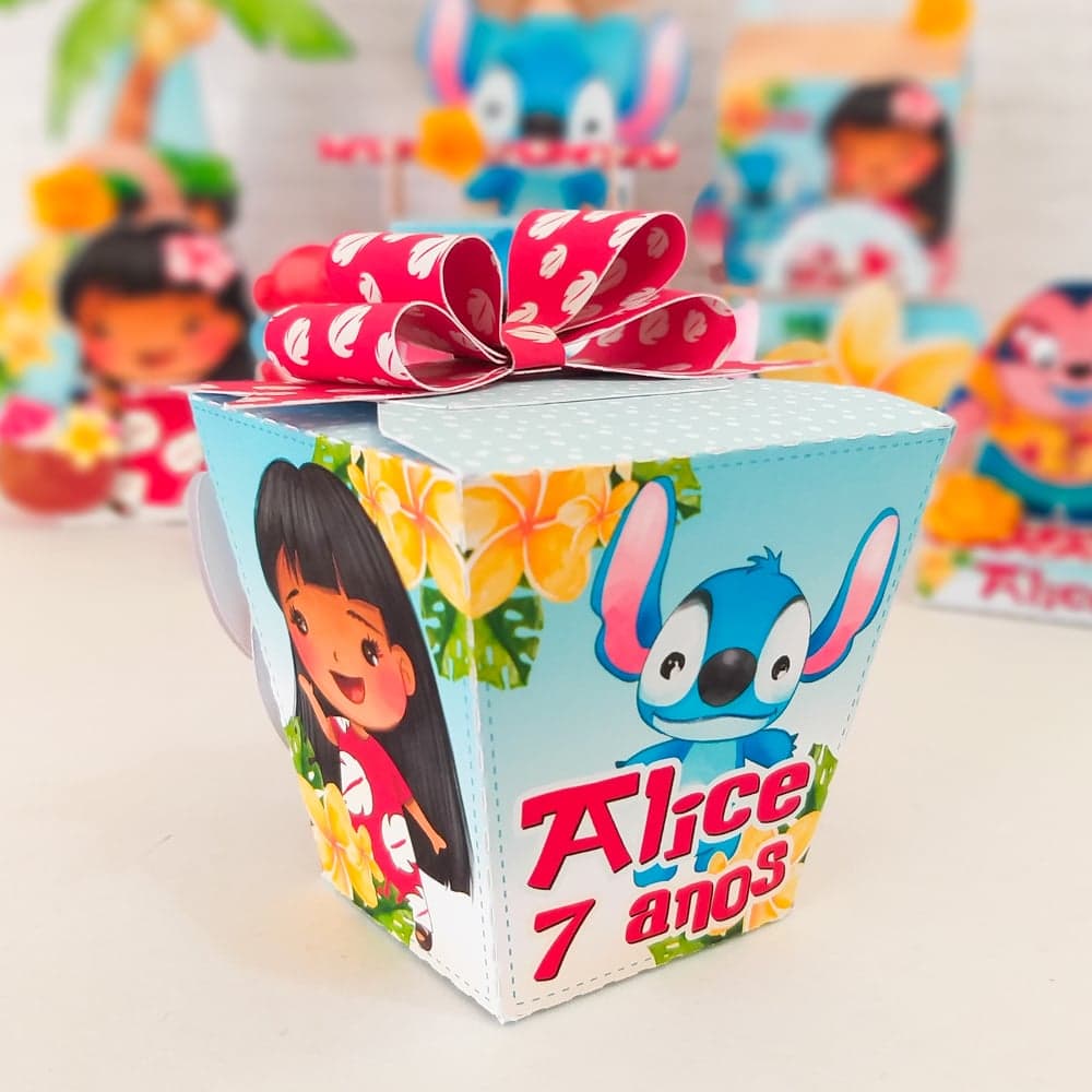 Caixa hexagonal com alça no tema Stitch, decorada com laço grande de juta, faixa de bolinhas vermelhas e brancas e ilustrações de Stitch e Lilo, com o nome 'Alice' impresso