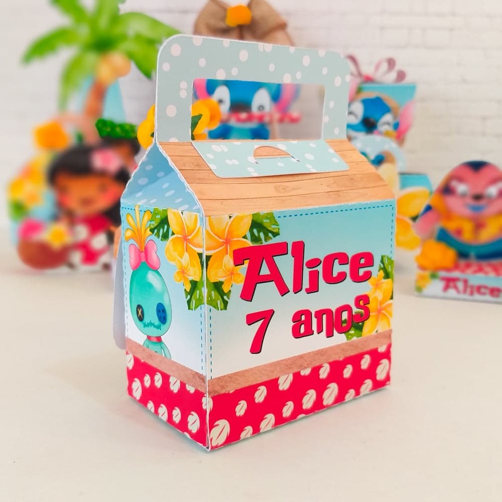 Caixa Milk personalizada no tema Stitch em azul-claro, com faixa de bolinhas vermelhas e brancas na base, laço de tecido de juta, flor de papel e o nome 'Alice' impresso