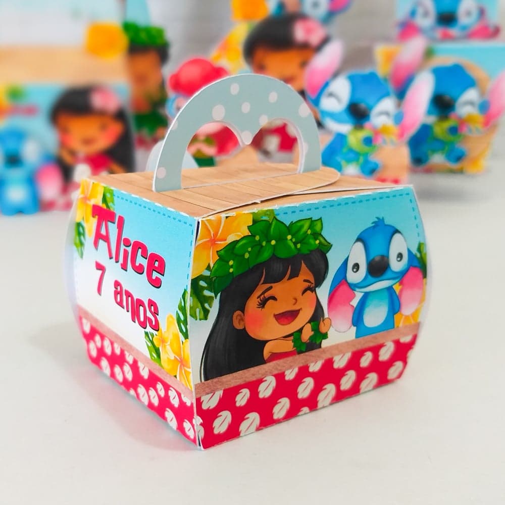 Caixa de presente personalizada no tema Stitch amarrada com laço de cetim rosa e vermelho estampado, com a ilustração do personagem Stitch no painel frontal
