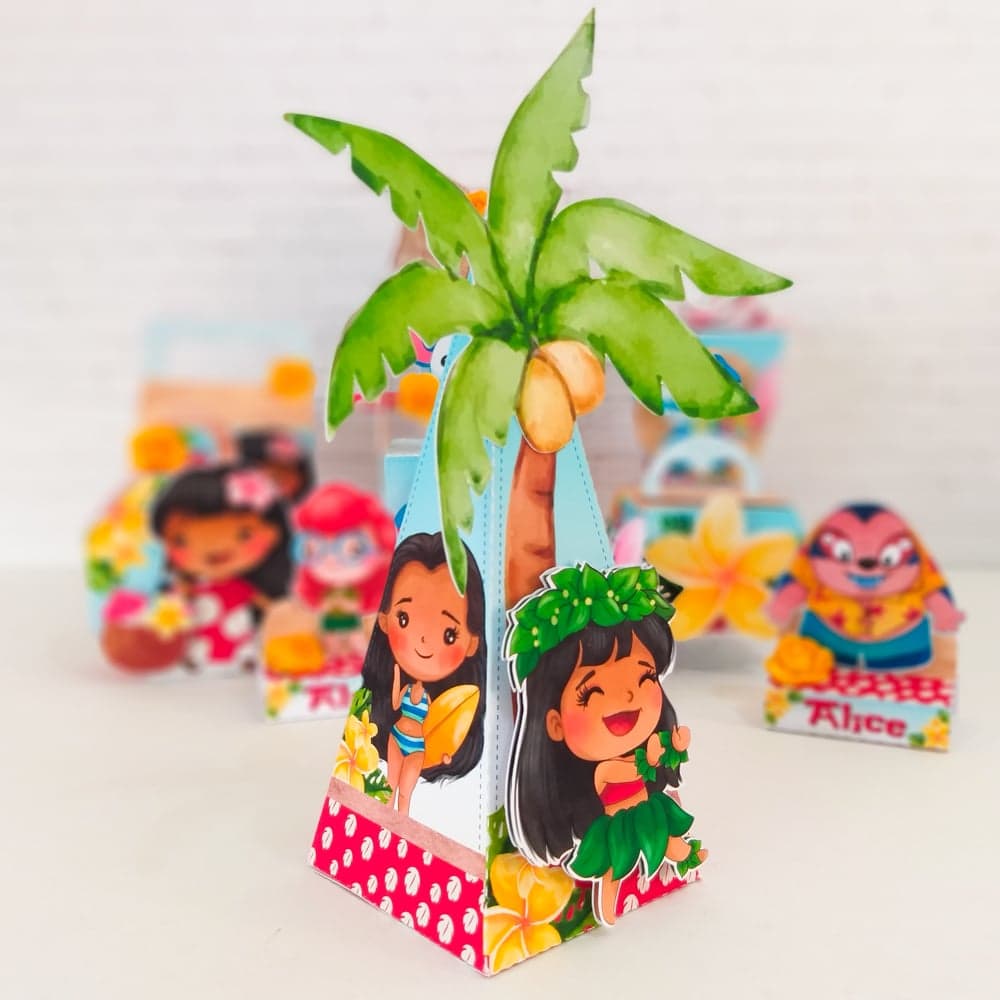 Cone triangular personalizado no tema Stitch com faixa de bolinhas vermelhas na base e um coqueiro de papel 3D saindo do topo, decorado com recortes de personagens estilo ilha, uma delas segurando prancha de surfe