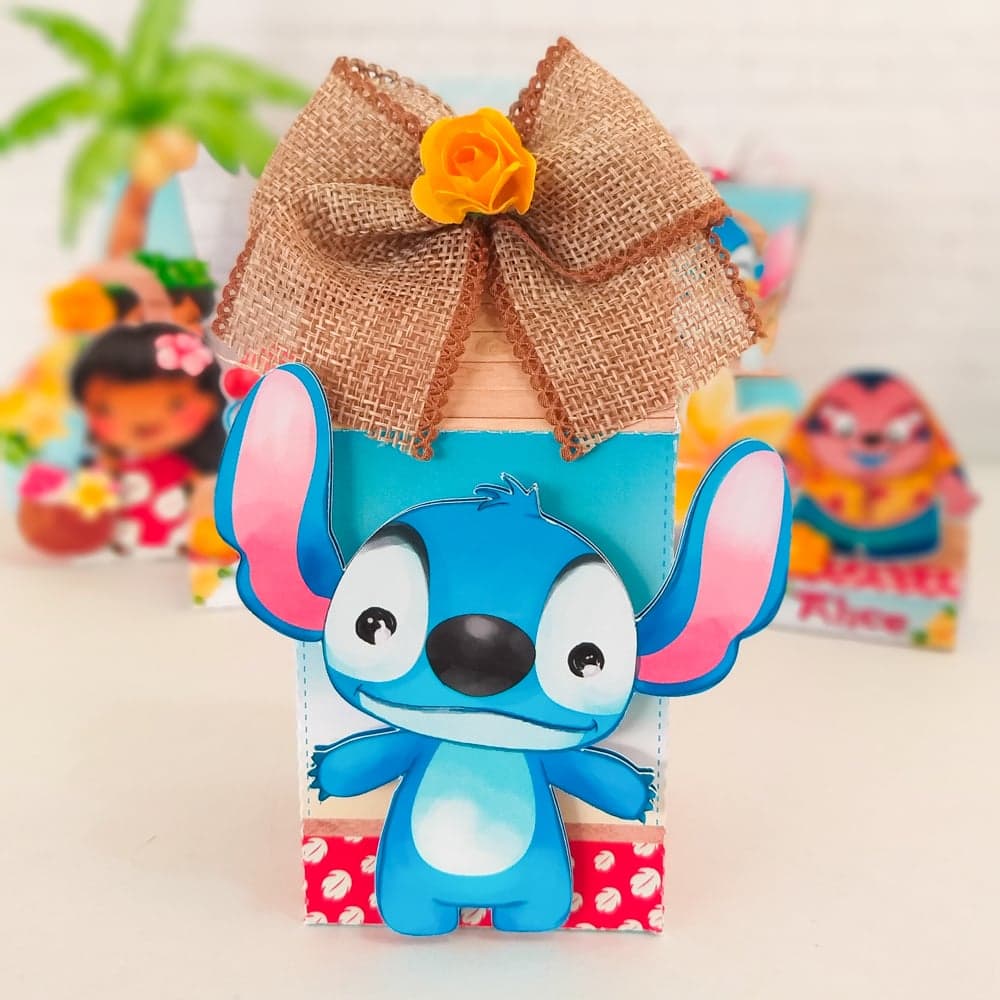 Conjunto de standees do tema Stitch sobre base impressa com o nome 'Alice', acompanhados de flores tropicais como elemento decorativo